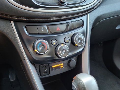 Used 2019 Chevrolet Trax LT w/ Driver Confidence Package image 28