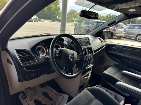 Used 2016 Dodge Grand Caravan SE image 9