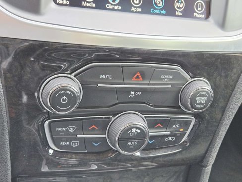 Used 2017 Chrysler 300 C image 32