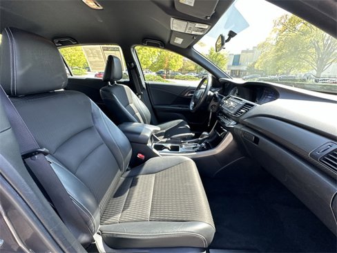 Used 2017 Honda Accord Sport image 27
