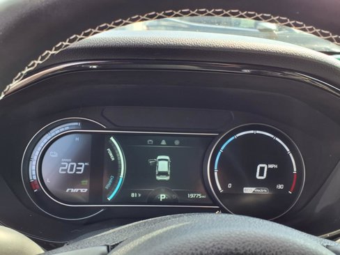 Certified 2022 Kia Niro EX image 15