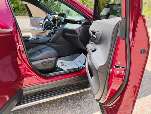 Used 2022 Toyota Venza Limited image 9