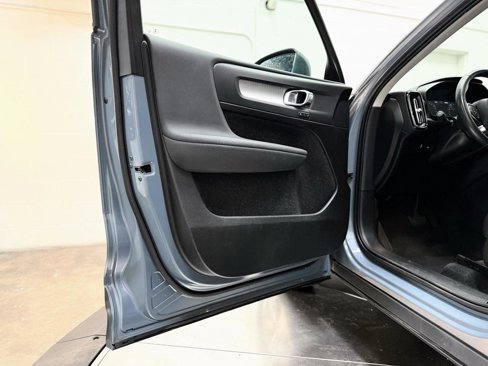 Used 2021 Volvo XC40 T5 Momentum image 32