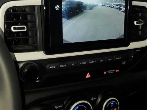 Used 2022 Hyundai Venue Limited image 21
