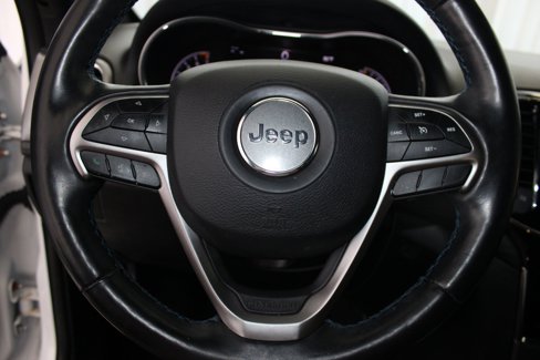 Used 2020 Jeep Grand Cherokee Laredo image 16