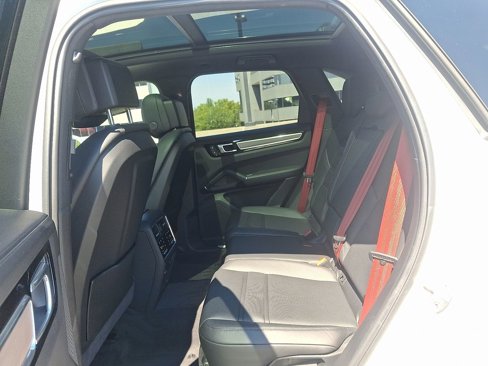 Certified 2023 Porsche Cayenne Platinum Edition image 12