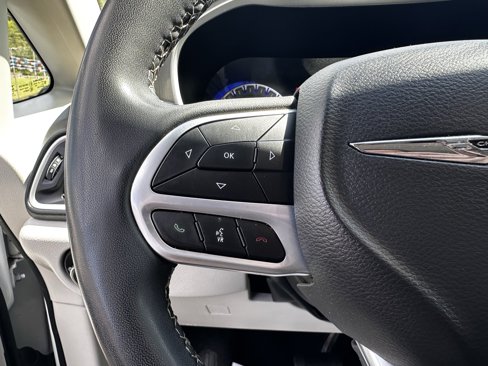 Used 2022 Chrysler Pacifica Touring-L image 10