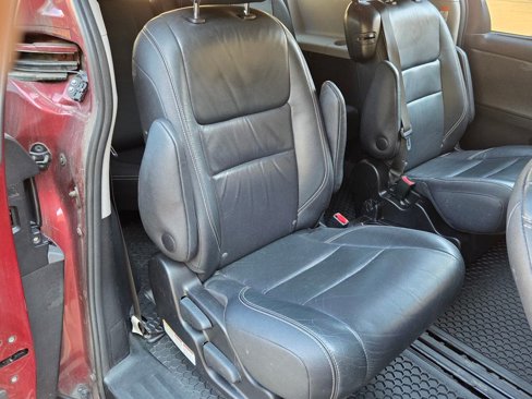 Used 2016 Toyota Sienna SE image 38