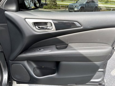 Used 2020 Nissan Pathfinder S image 12