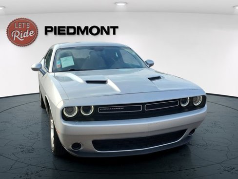 Used 2023 Dodge Challenger SXT image 5