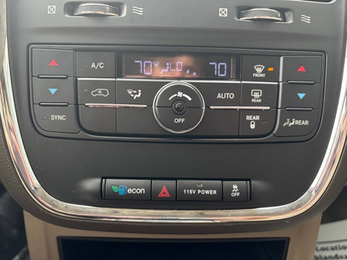 Used 2015 Chrysler Town & Country Touring-L image 24