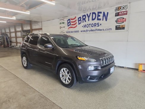 Used 2018 Jeep Cherokee Latitude Plus w/ Comfort/Convenience Group image 2