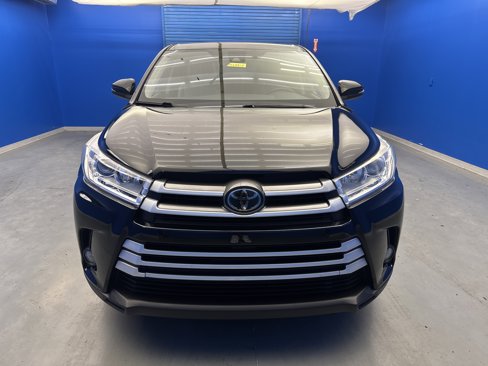 Used 2017 Toyota Highlander LE image 3