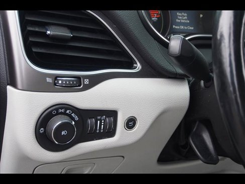 Used 2020 Jeep Cherokee Limited image 23