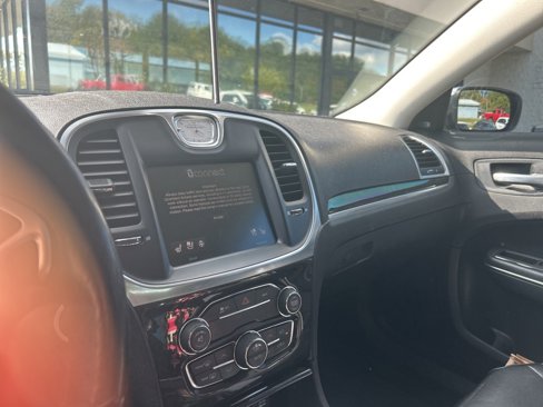 Used 2016 Chrysler 300 C image 7