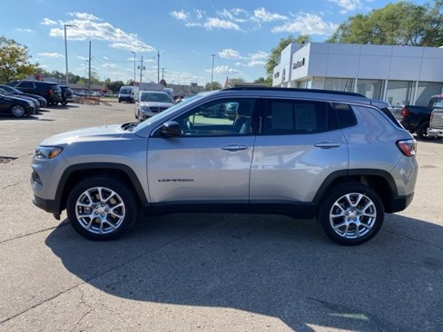 Used 2023 Jeep Compass Latitude image 9