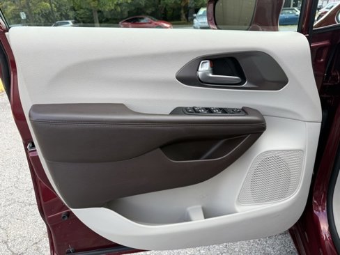 Used 2018 Chrysler Pacifica Touring-L Plus image 12