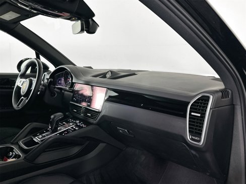 Certified 2023 Porsche Cayenne Platinum Edition image 30