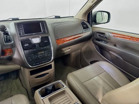 Used 2016 Chrysler Town & Country Touring image 24