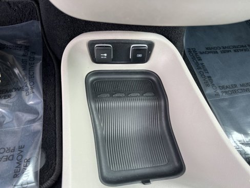 Used 2019 Chrysler Pacifica Touring-L image 15