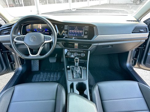 Used 2024 Volkswagen Jetta SE image 3