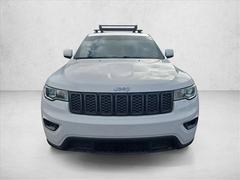 Used 2021 Jeep Grand Cherokee Laredo image 2