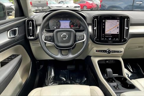 Used 2022 Volvo XC40 T5 Momentum image 8