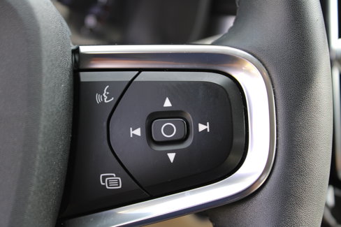 Used 2022 Volvo XC40 T5 Momentum image 21