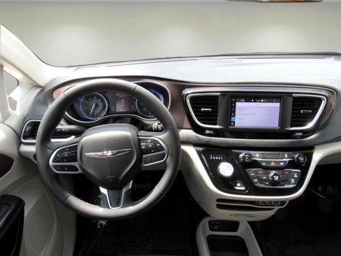 Used 2022 Chrysler Voyager LX image 9
