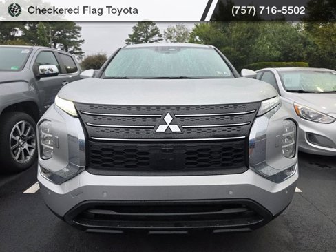 Used 2024 Mitsubishi Outlander SE image 2