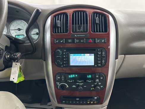 Used 2005 Chrysler Town & Country Limited image 36