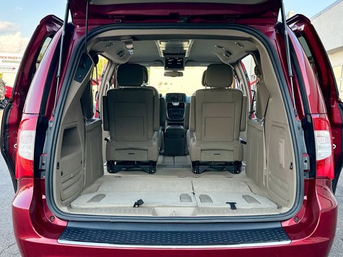 Used 2014 Chrysler Town & Country Touring w/ Driver Convenience Group image 7