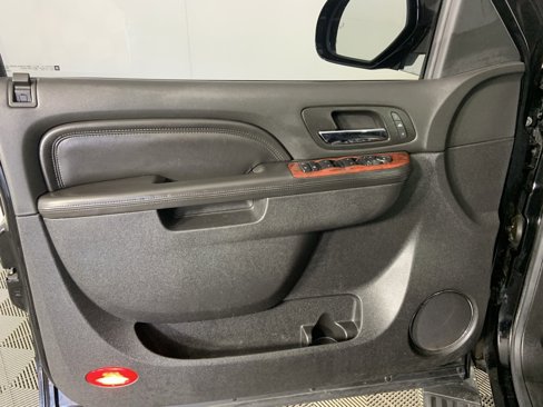 Used 2013 Cadillac Escalade Premium image 26
