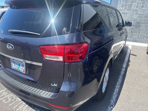 Used 2017 Kia Sedona LX w/ LX Essentials Premium Package image 4