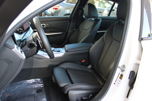Used 2025 BMW 330i Sedan w/ M Sport Package image 16