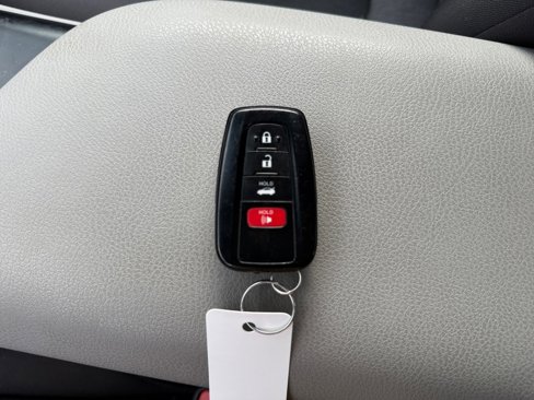 Used 2018 Toyota Camry LE image 38