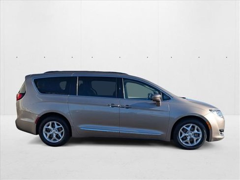Used 2017 Chrysler Pacifica Touring-L image 4