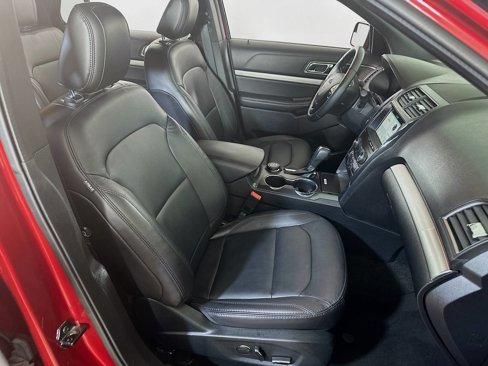 Used 2018 Ford Explorer XLT w/ Equipment Group 202A image 11