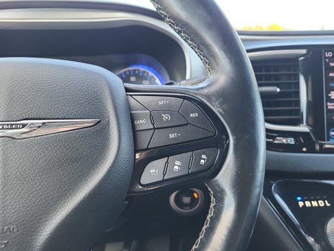 Used 2020 Chrysler Pacifica Touring-L image 20
