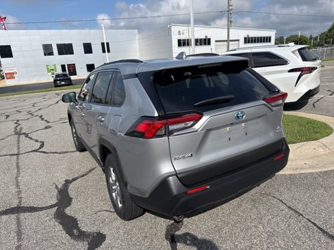 Used 2022 Toyota RAV4 LE image 9