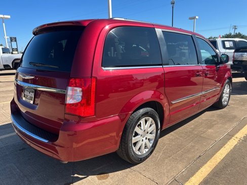Used 2013 Chrysler Town & Country Touring image 5
