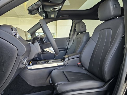 New 2025 Mercedes-Benz GLB 250 image 15