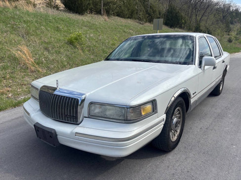 Used 1997 Lincoln Town Car Signature image 2