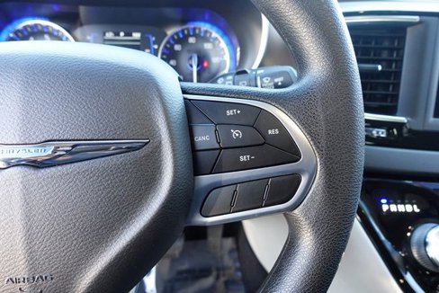 Used 2020 Chrysler Voyager LX image 17