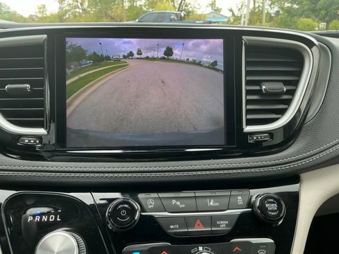 Used 2022 Chrysler Pacifica Touring-L image 21