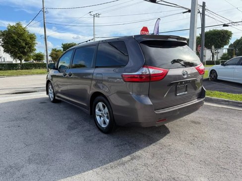 Used 2019 Toyota Sienna L image 5