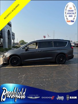 Used 2021 Chrysler Pacifica Touring-L image 2