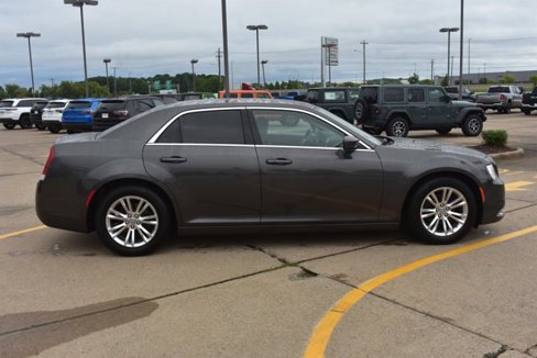 Used 2020 Chrysler 300 Touring w/ Driver Convenience Group image 4
