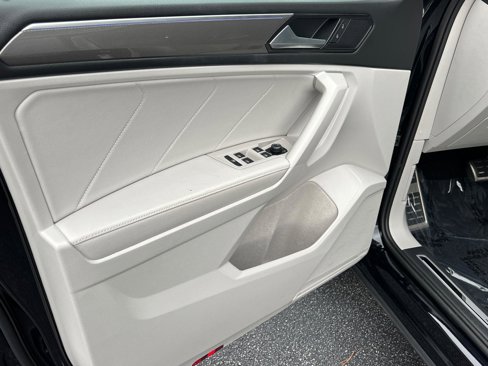 Used 2023 Volkswagen Tiguan SE R-Line image 11
