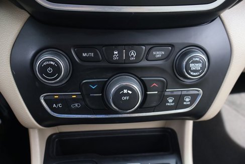 Used 2019 Jeep Cherokee Latitude w/ Popular Appearance Group image 21